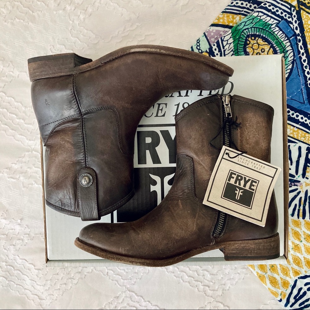 NWT Frye “Melissa Button” short boots